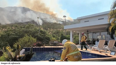 Incendio forestal en Bolo Azul, en Pradera, será sofocado de manera manual con apoyo de bomberos de varios municipios